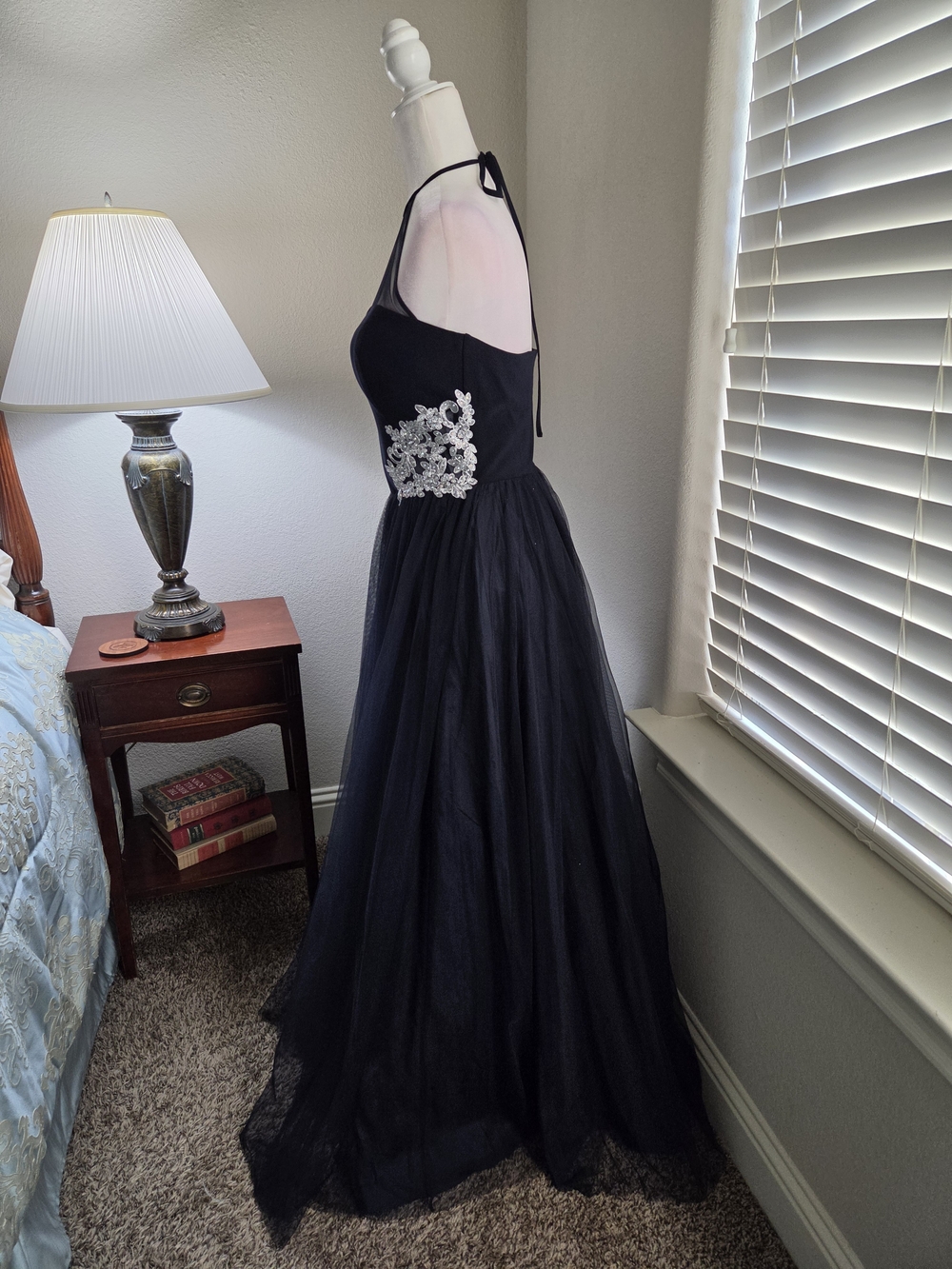 Elegant Navy Halter Tulle Prom Dress with Lace Waist Appliqué - Picture 2 of 5